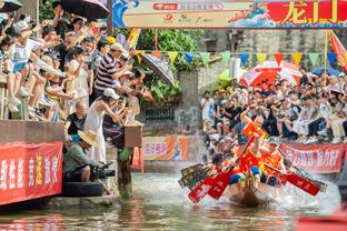 浓眉：詹姆斯末节进入爆种模式 有时候坐板凳席上就见证了伟大